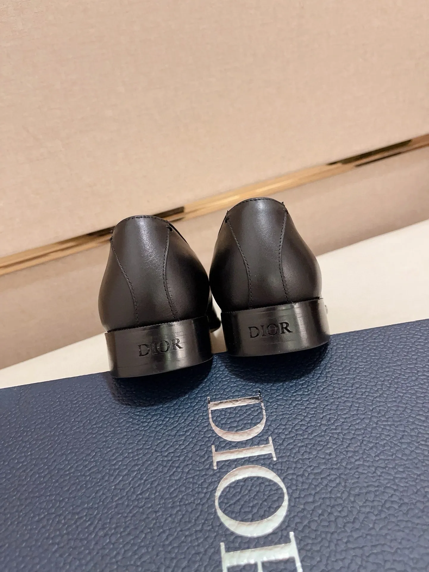 Men's shoes 💰: 540💰 High-end version of Dior Dior's new series. Famous actors and Internet celebrities wear super popular designs. The sculptures of French artist Niki de Saint Phalle are designed as rings. Material: Fabric: Imported original material. Foot: cowhide. Outsole: Rubber outsole. Men's shoe size: 38~44. Can be customized to size 45.